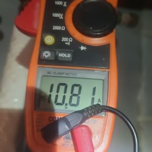 מד אמפר כתום עם תצוגה דיגיטלית מראה 10.81 אמפר