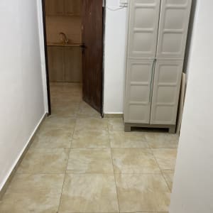 ארון פלסטיק, רצפה נקייה, דלת פתוחה למטבח