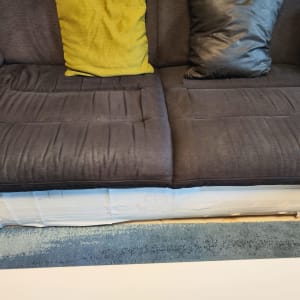 ספה עם ריפוד קרוע ותיקון בעזרת סרט דבק לבן