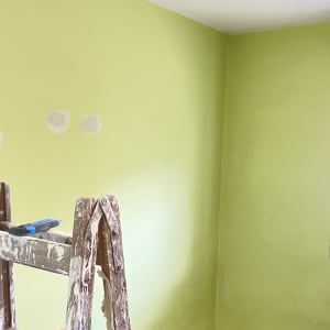 סולם וחדר צבוע בצבע ירוק בהיר