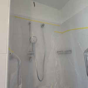 ניילון מגן על קירות חדר אמבטיה לצביעת תקרה