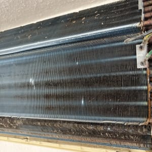 יחידת מזגן עם סוללה מלוכלכת על הקיר