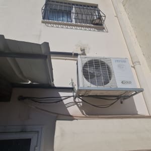 יחידת מיזוג אוויר מותקנת על קיר חיצוני