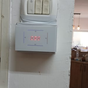 מתג חשמל דיגיטלי עם תצוגת מספרים אדומה