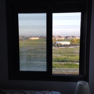 חלון אלומיניום עם מסגרת כהה