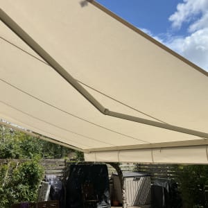 סוכך חיצוני בגינה ביום שמשי