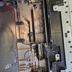 חלקי מחשב מפורקים עם מאוורר ומסגרת מתכת