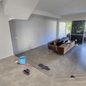 סלון עם קירות צבועים ורצפה נקייה