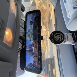 מצלמת רכב עם מסך תצוגה ומחזיק מפתחות סקודה