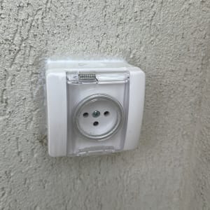 שקע חשמלי על קיר חיצוני