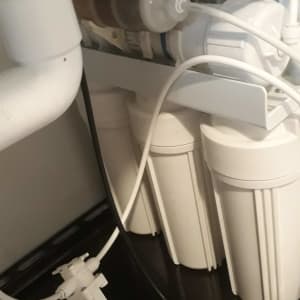 מסנן מים עם צינורות וחיבורים מתחת לכיור