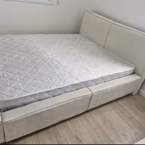 מיטה עם מזרן בחדר שינה