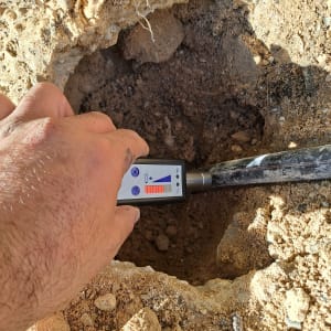 מכשיר איתור נזילות בשימוש באתר חפירה