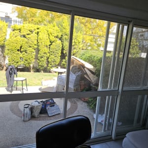 חלונות זכוכית עם תריסים פנימיים