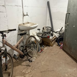 אופניים וחפצים בחדר אחסון עם כיור