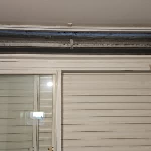 תריסים וחלון עם מסגרת מתכת