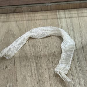 נשל נחש על רצפת עץ