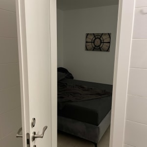 דלת לבנה פתוחה עם ידית מתכת כסופה