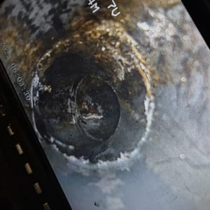 צילום מסך של צינור עם סימני חלודה ונזילה