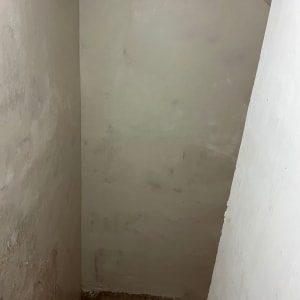 קיר בטון עם סימני שיקום או תיקון