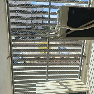 רשת הגנה על חלון למניעת כניסת יונים