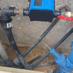 מד מים כחול עם צינורות וחיבורים