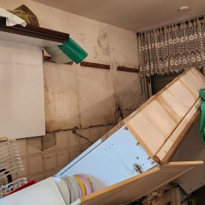 ארון מטבח פתוח עם כלים, ארון נופל על הרצפה