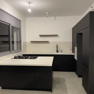 מטבח מודרני עם כיור וברז, בקבוק סבון על השיש