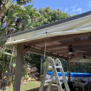 סולם ליד פרגולה מעץ עם מאווררים