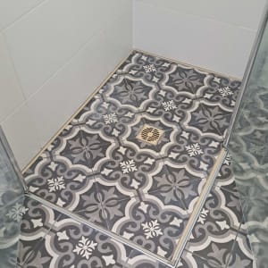 רצפת מקלחת עם אריחים מעוצבים וניקוז