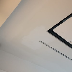 תיקון צבע בתקרה עם סימני צביעה