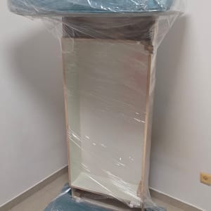 רהיט עטוף ומוגן בניילון נצמד לקראת הובלת דירה