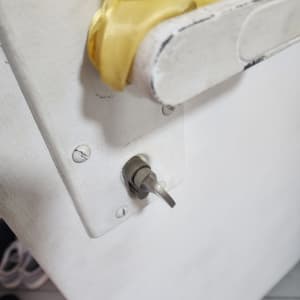 מנעול דלת עם סרט צהוב