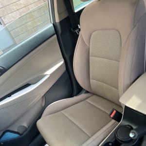 מושב רכב נקי עם ריפוד בד בהיר
