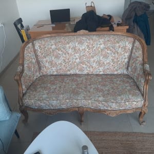 ספה פרחונית עם מסגרת עץ בחדר מגורים