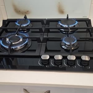 כיריים גז עם ארבעה מבערים דולקים