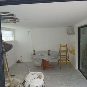 חדר בשיפוץ עם סולם וכלי עבודה על שולחן