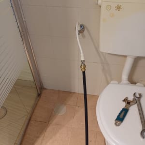 כלי עבודה על אסלה, צינור מחובר לקיר