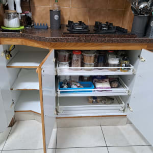 ארון מטבח פתוח עם תבלינים וכלי מטבח