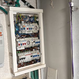 לוח חשמל עם חוטים וצינורות ירוקים
