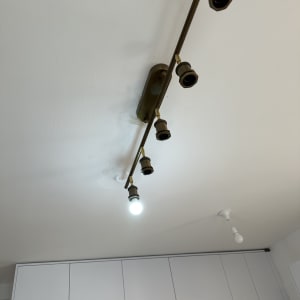 מסילת תאורה עם נורות תלויות בתקרה