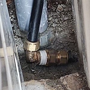 חיבור צינורות עם מחבר מתכת על רצפה