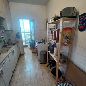 מטבח עם מדפים, כיור ותנור