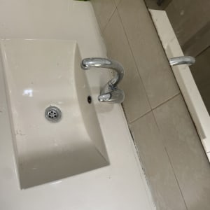 כיור לבן עם ברז כרום מבריק