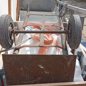 עגלה עם גלגלים וחפצים שונים ברחוב