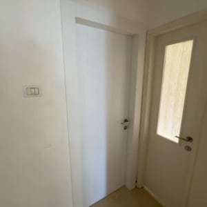 שתי דלתות לבנות עם ידיות כסופות