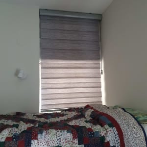 וילון גלילה אפור סגור על חלון