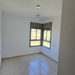 חדר ריק עם קירות צבועים ורצפת אריחים