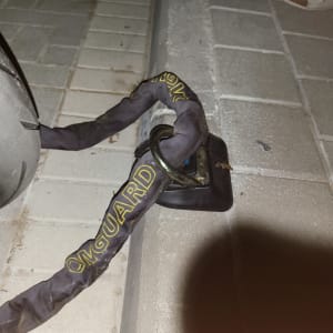 שרשרת נעילה עם מנעול על מדרכה