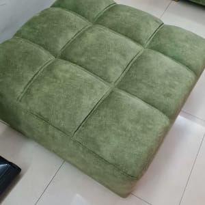 כרית ספה ירוקה על רצפה בהירה